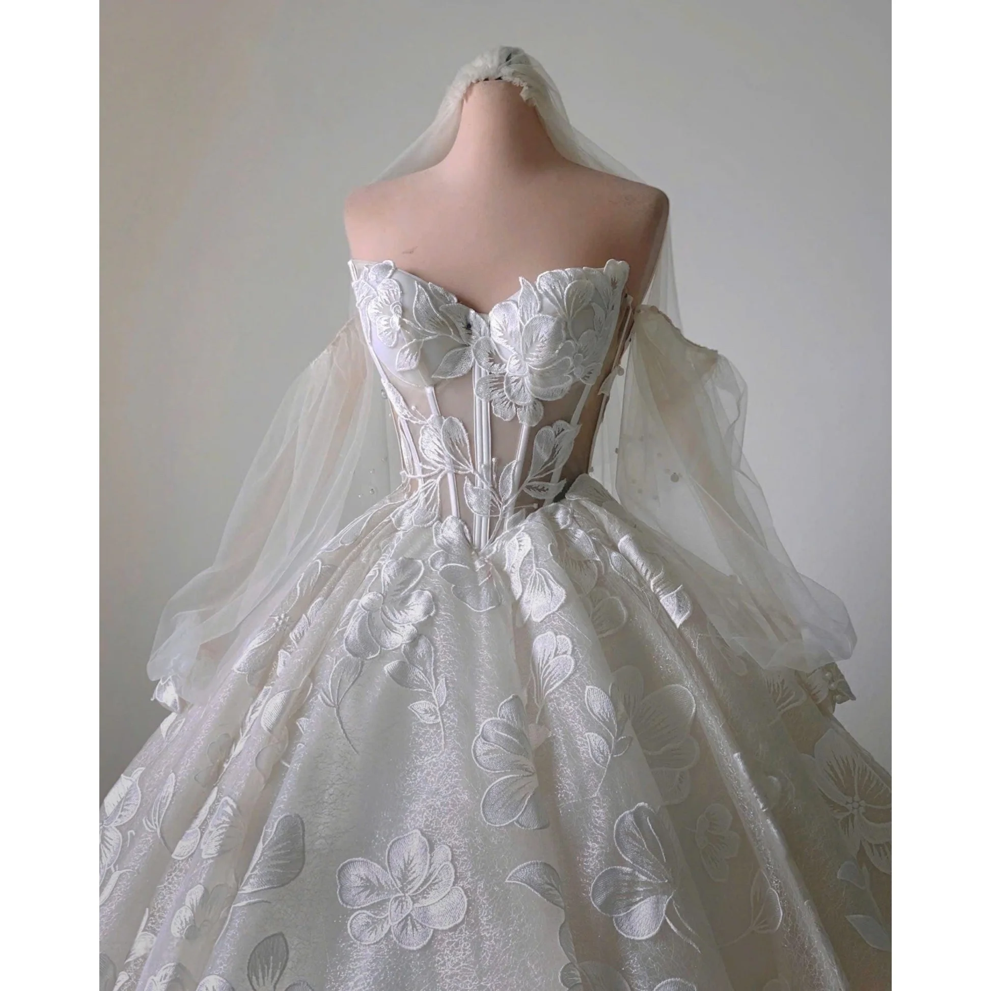 

Romantic Sweetheart Strapless Ball Dress Lace Decal A-line Princess Wedding Dress Tight corset Detachable Long Sleeve Customizat