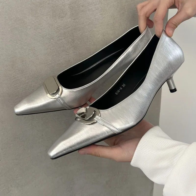 

Дизайнерская женская обувь на низком каблуке с металлическими украшениями, туфли-лодочки с острым носком, модная офисная обувь на мелком каблуке, элегантные женские туфли на высоком каблуке для взрослых