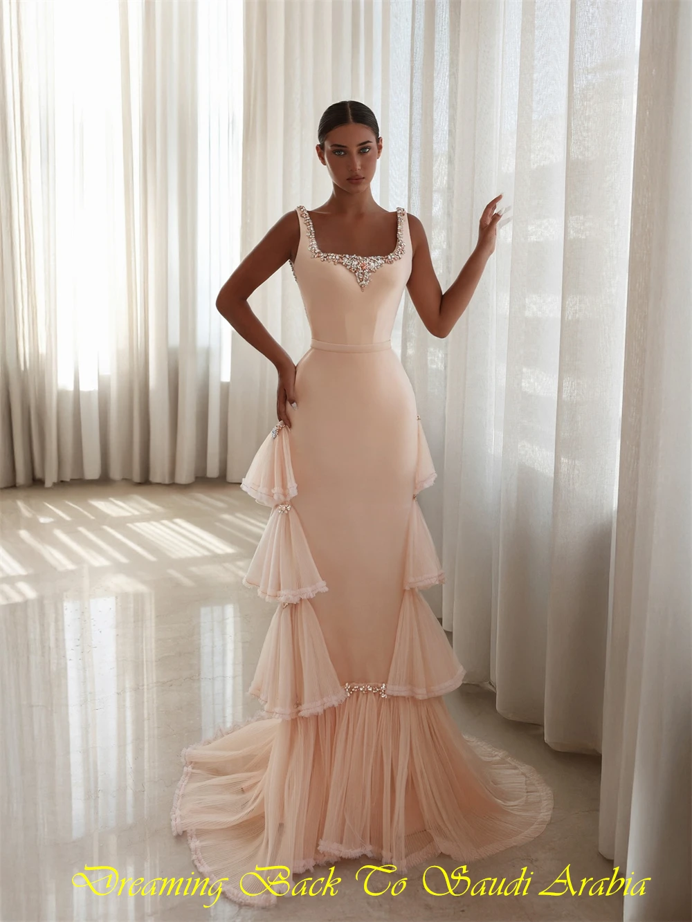 ชุดราตรีสีชมพูคลาสสิกแบบสั่งตัด คอเหลี่ยม แขนกุด สำหรับงานปาร์ตี้ ชุดราตรีทรงตรงประดับคริสตัลสำหรับงานพรอม