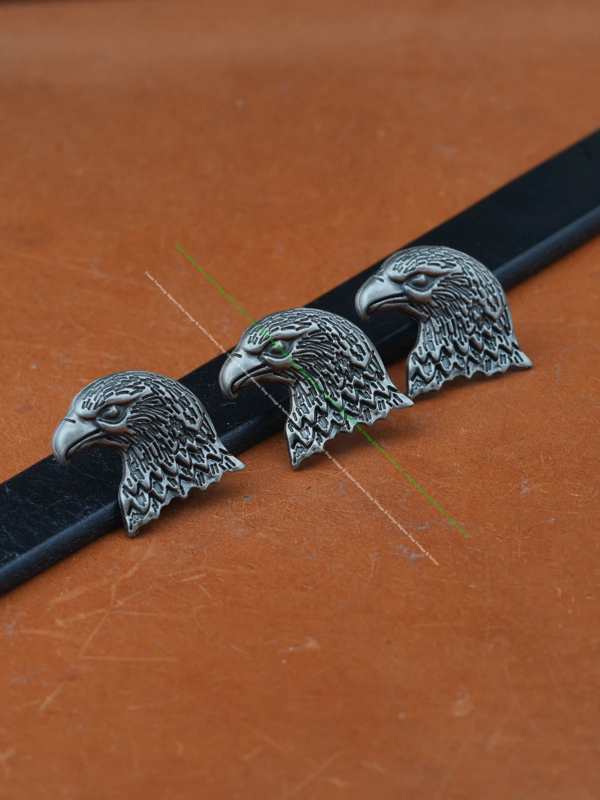 19x21mm 20 stücke Biker Motorrad SPLITTER LINKS GESICHT ADLER NIETEN STUDS FÜR LEATHERCRAFT GÜRTEL DECOR RIVETBACK CONCHOS – Detail 7