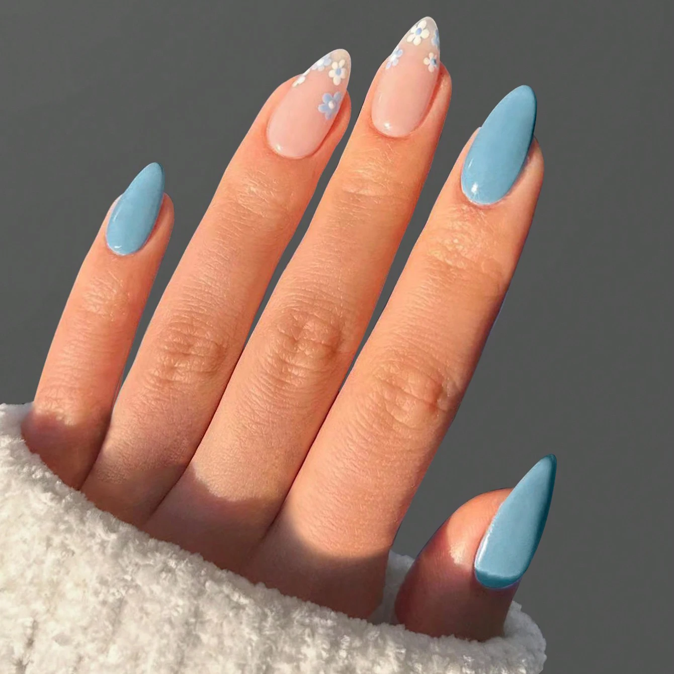 24개 블루 & 화이트 플라워 디자인 아몬드 모양 네일 팁 세트 (네일 파일 1개 & 네일 글루 스티커 1개 포함)로 당신의 룩을 업그레이드하세요