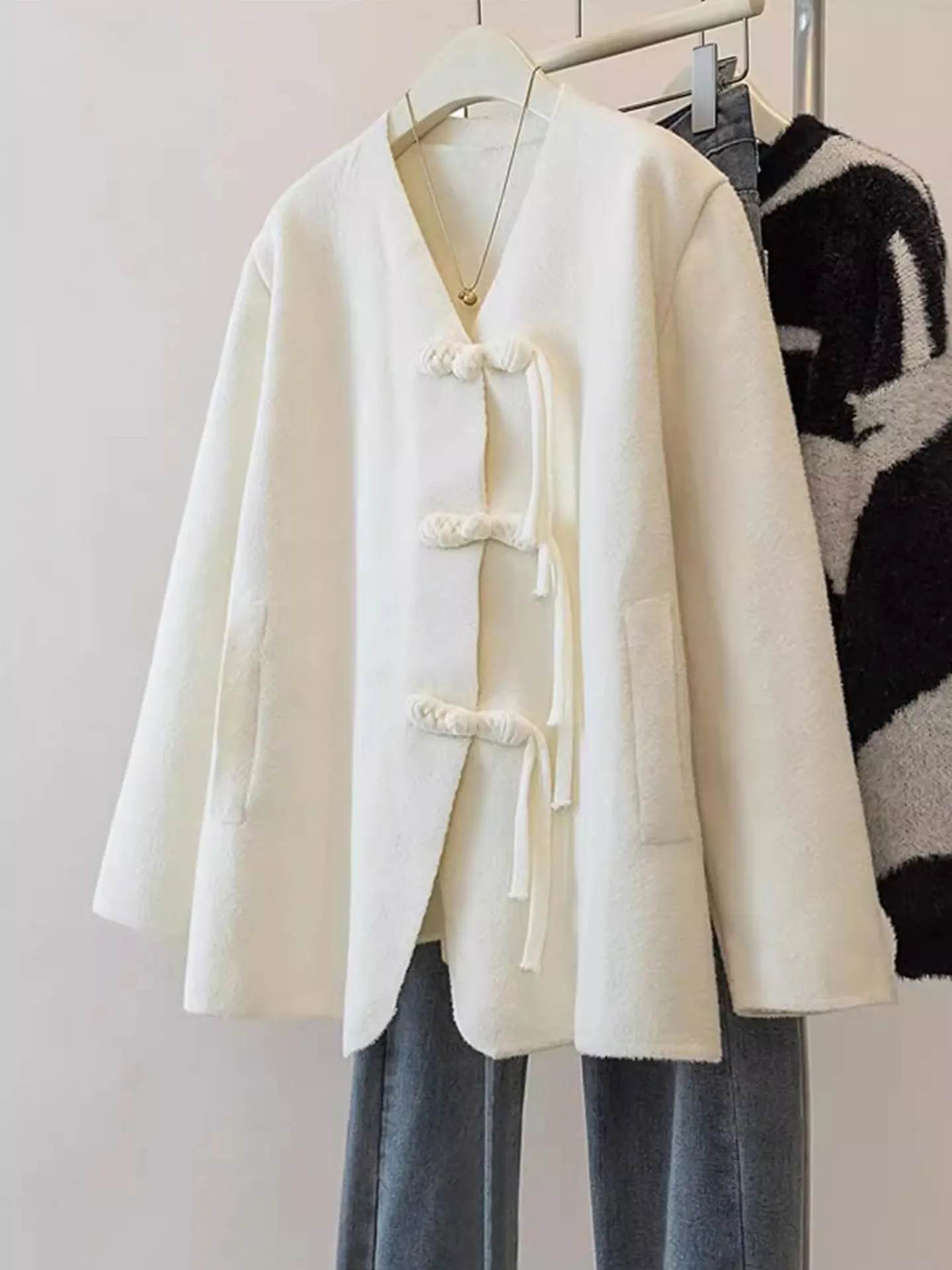 

Новый женский вязаный кардиган свободного кроя с V-образным вырезом, больших размеров, для полных женщин, в китайском стиле, повседневный, осенний...