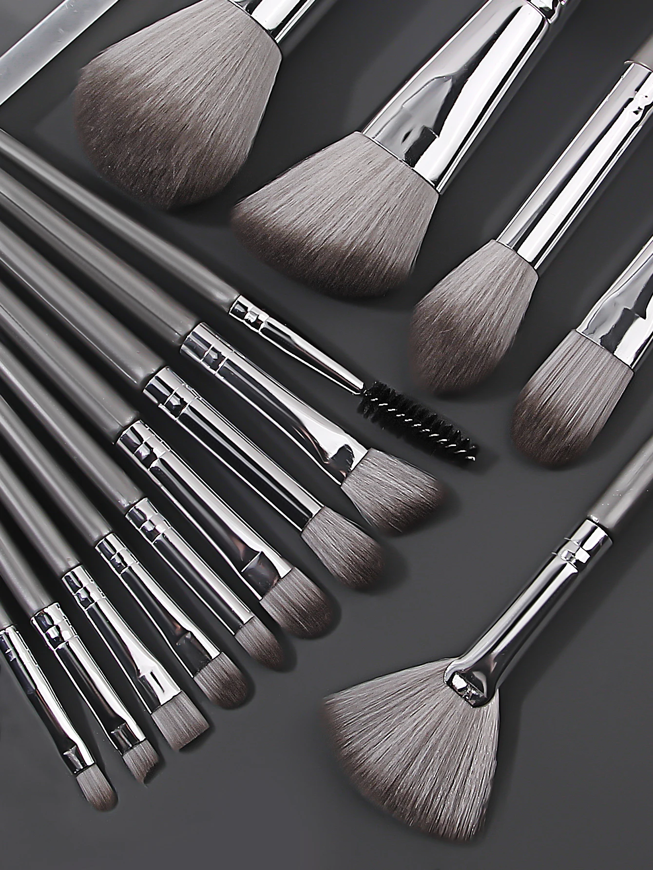 14 SZTUK miękkich pędzli do pudru, pędzel do różu, pędzel do cieni do powiek, zestaw pędzli do makijażu + 4 SZTUKI gąbeczek do makijażu, nieprzywierających do pudru, w kształcie jajka.