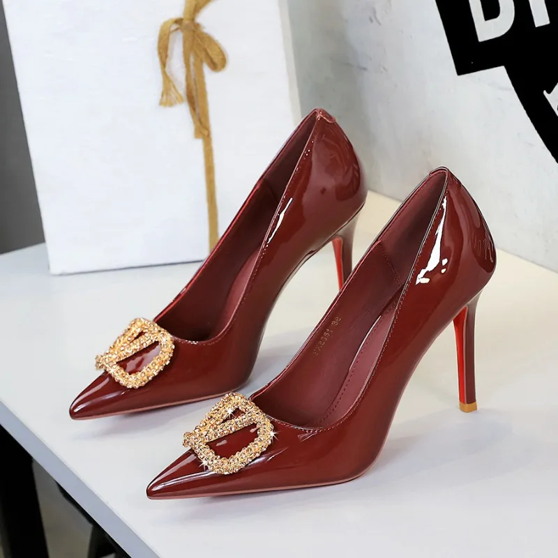 الفرنسية عالية الكعب المرأة الفم الضحلة الأزياء تنوعا حجر الراين مشبك معدني كعب رقيقة وأشار براءات الاختراع والجلود الأحذية