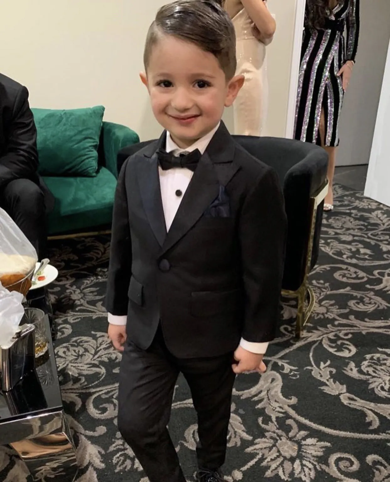 Simpatici abiti neri per ragazzi per abbigliamento da sposa completi formali per feste di compleanno per bambini set abbigliamento porta anelli (giacca + pantaloni + fiocco)