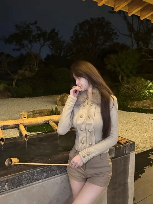 

Французский вязаный кардиган с воротником из искусственного меха, без пуговиц, средней мягкости, с длинными рукавами, дышащий, стандартной толщины.