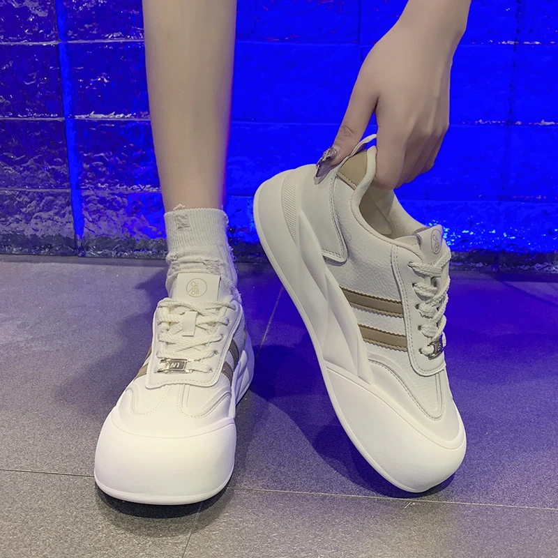 Sepatu kets vulkanisir wanita, sneaker olahraga kasual latihan merek 2024 kulit putih Platform wanita