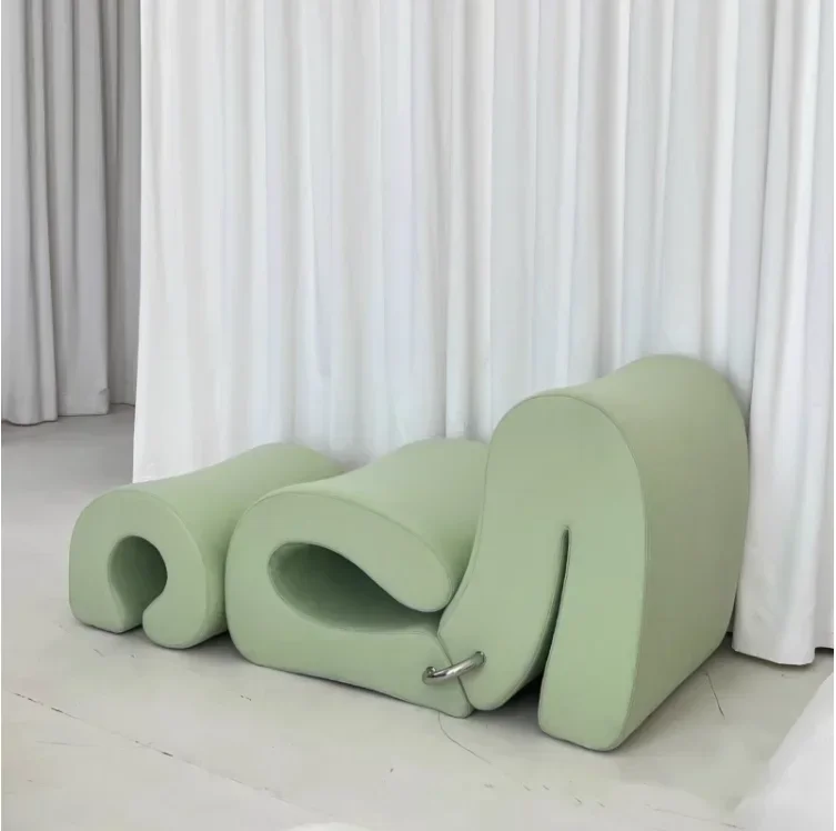 イタリアのミニマリストウォーターウェーブソファ、リビングルームにある曲線状のフランス製中空ソファ