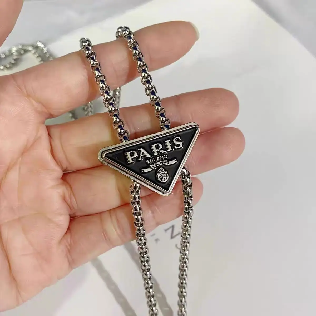 

2026 New Classic High-Grade Detachable No-Hole Fashion Retro Elegant Versatile Clothing Adjuster with Chain Accessory