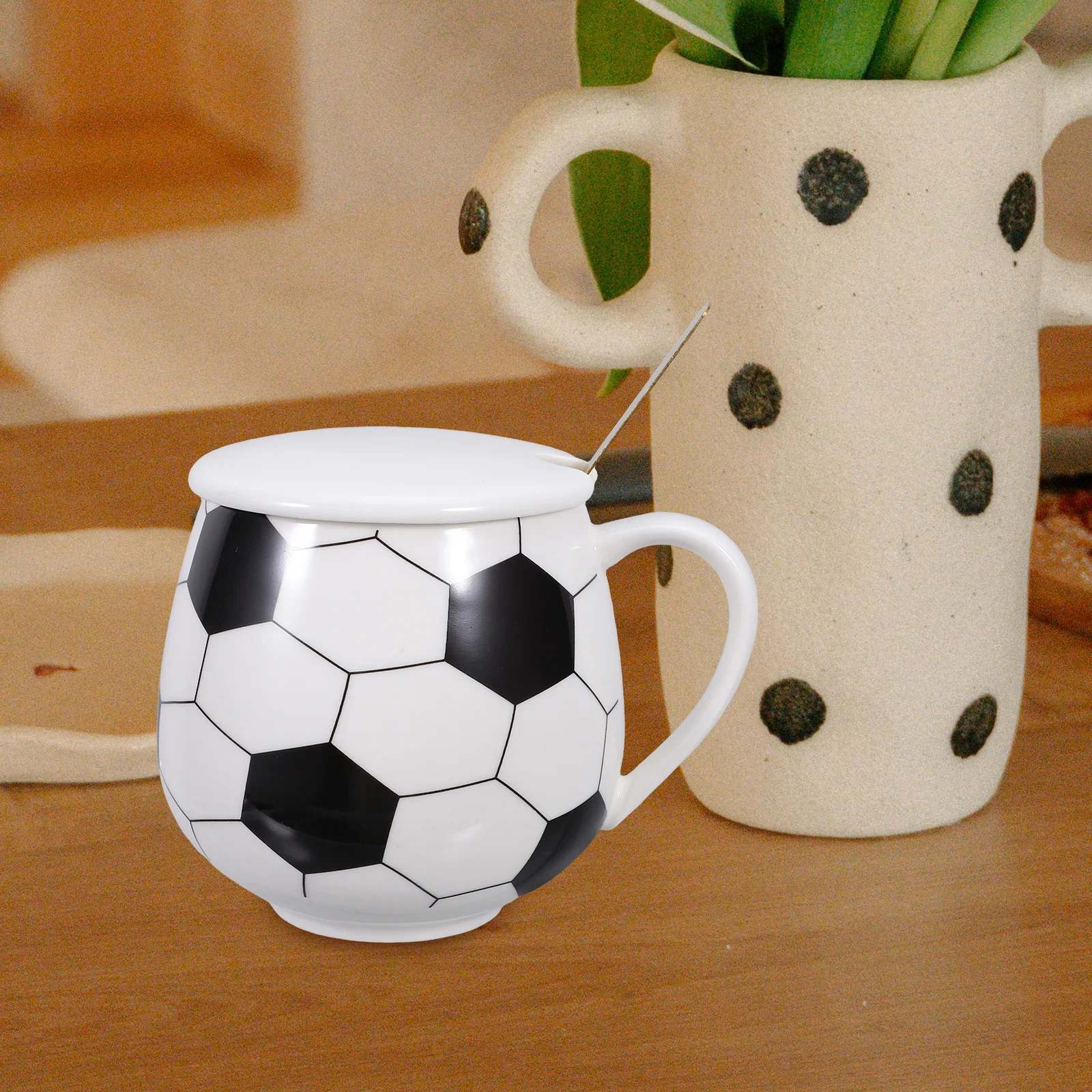 

Керамический набор кофейных кружек в форме футбола, включая крышку, ложку, декоративная чашка для воды, настольная чашка для молока для домашнего офиса, керамическая футбольная керамика