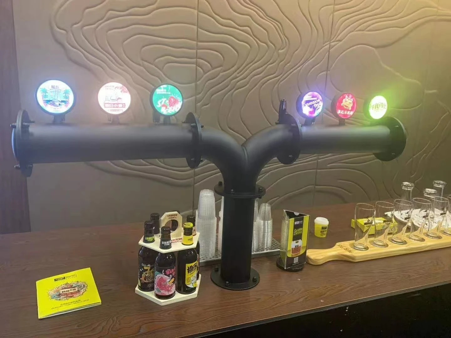 2025年トップセラー ファッション Y型 ブラックカラー ビールタワー、Yスタイル 6タップ バーパイプ