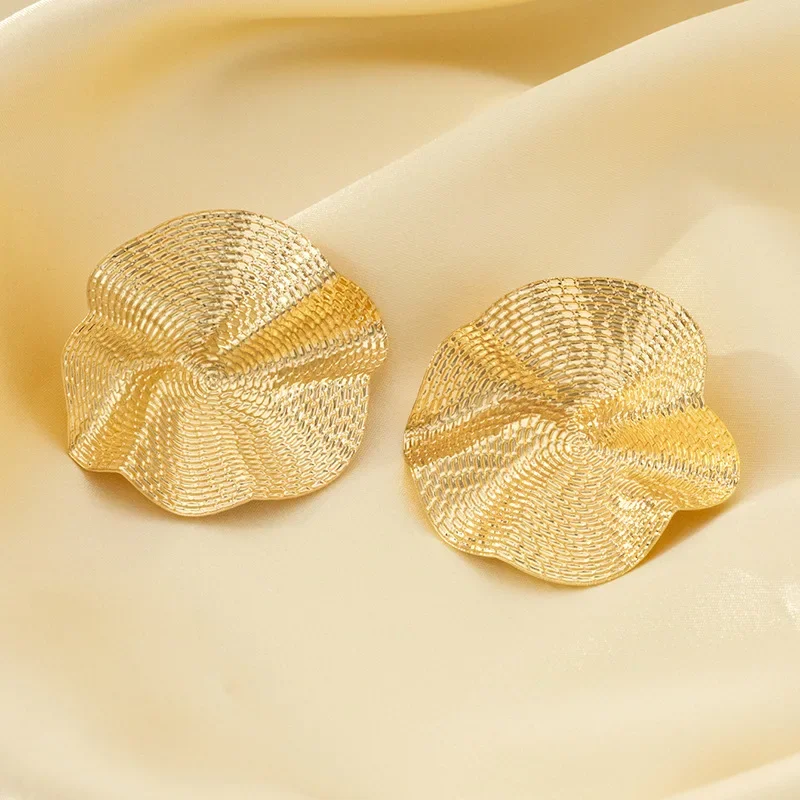 New Trendy Lotus Leaf Design Metal Earrings for Women Party Exaggerated Big Round Vintage Gold-plated Ear Accessories Jewelry