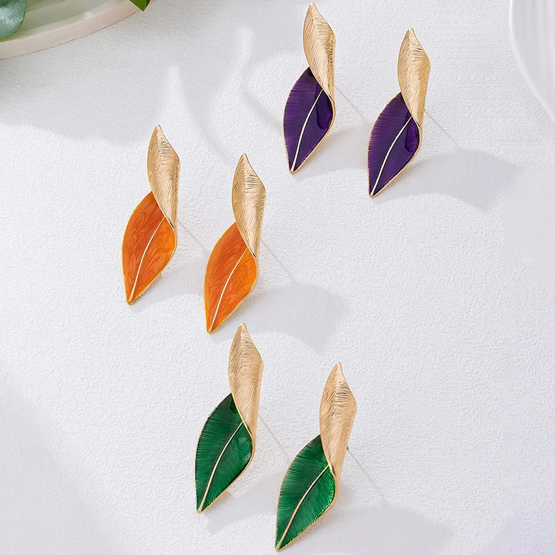 Vintage Irregular Golden Curled Leaves Stud Earrings for Women Girls Exaggerated Personalization Ear Accessories Fashion Jewelry
