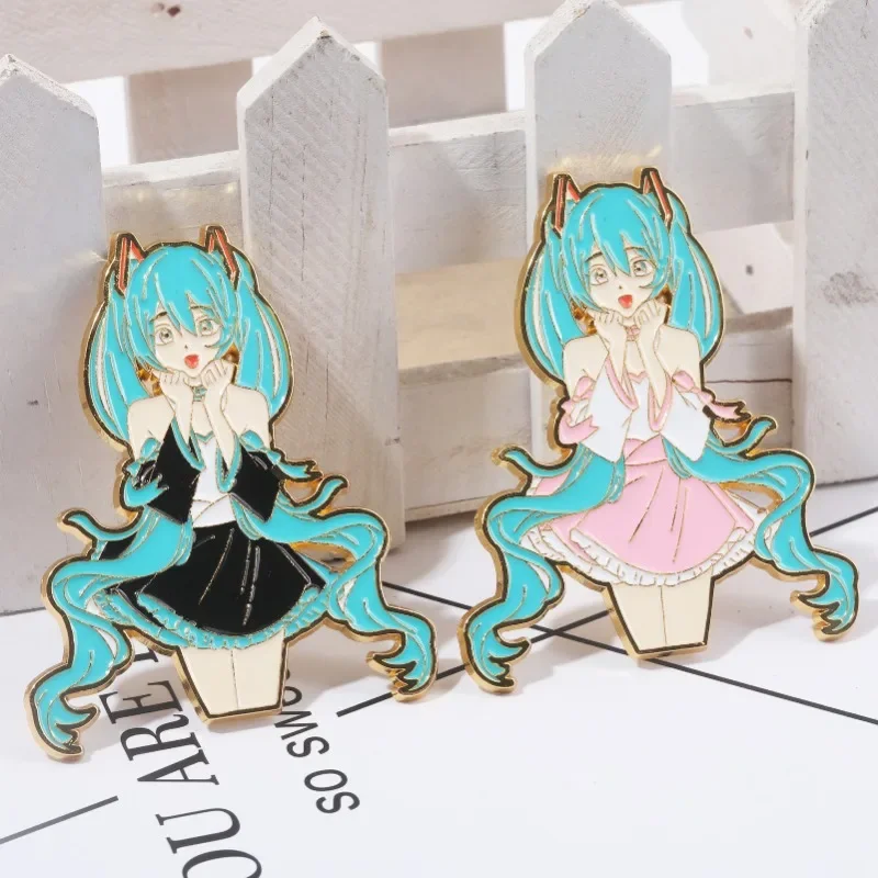 Miku – Badge en métal de forme humaine, bord doré, broche en métal semblable à l'émail, accessoires de décoration Kawaii, cadeaux de collection