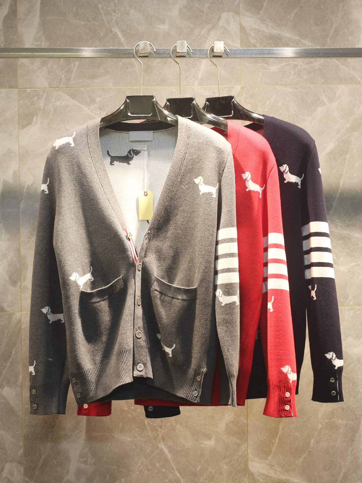 

Элитный вязаный кардиган с V-образным вырезом и узором «четыре полосы» с собачьим принтом, повседневный свитер из смесовой шерсти для мужчин и женщин, весна-осень, новинка