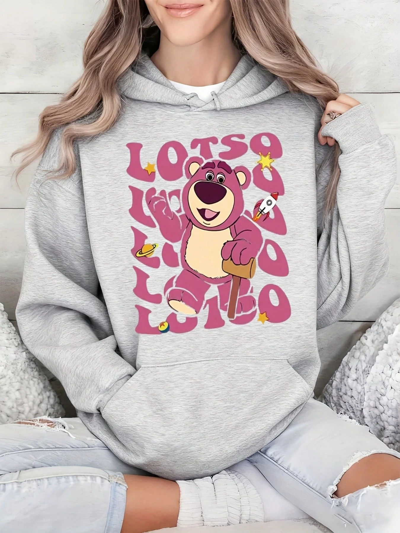 Sweat à capuche unisexe en molleton de coton Disney Toy Story Lotso, ours rose avec marteau en bois et geste de la main imprimé sur le devant, coupe ample