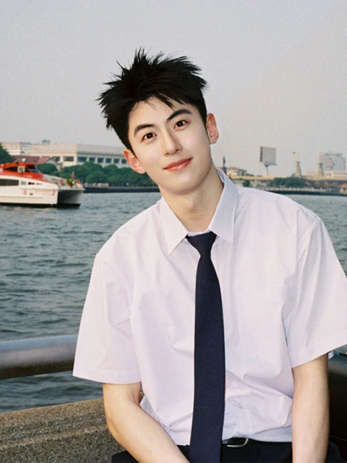 

Youthful Style White Short Sleeve Men's Shirt College Fashion DK Uniform Cleanfit Jacket Loose Fit Non-iron Polyester Fiber