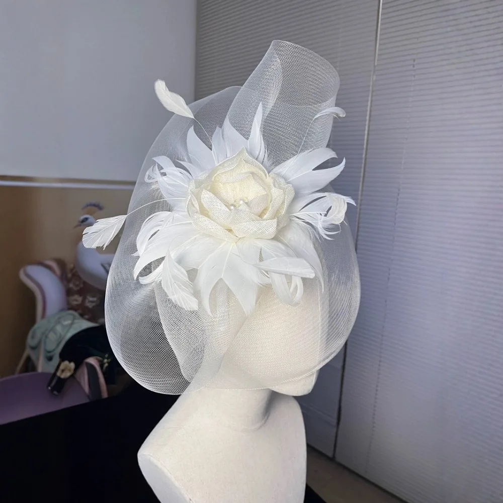 مشبك شعر ريش الزفاف الأنيق مع الدانتيل تول تقليد اللؤلؤ قبعة السيدات حزب الشعر التبعي
