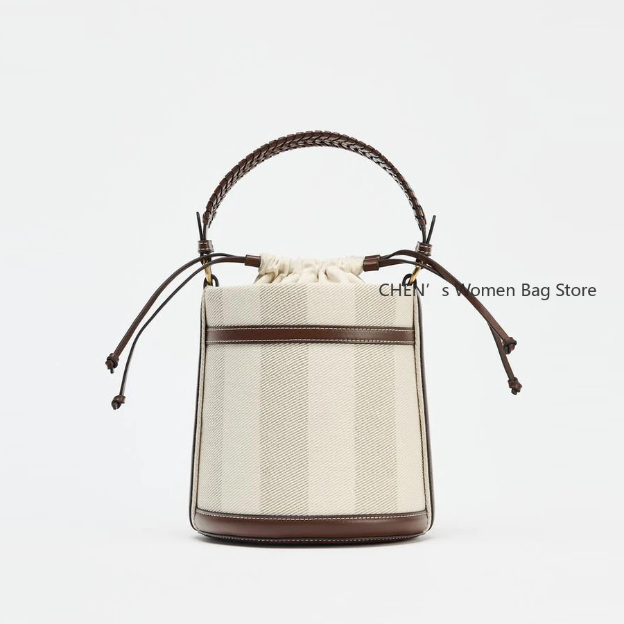 موضة القش دلو حقيبة نسج حقائب النساء مصمم بألواح الكتف حقائب كروسبودي عادية الصيف الشاطئ الصغيرة حمل المحافظ