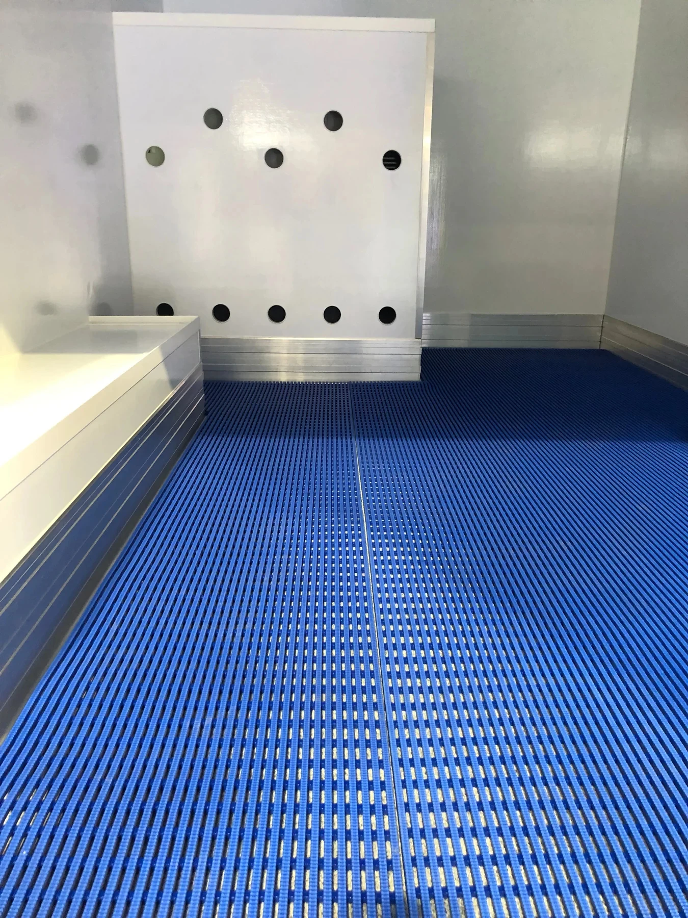 Commercial Wet Area Safety Matting, Anti-Slip Self-Draining Pool Floor Matting for Gym, Spa, Shower and Changing Rooms
