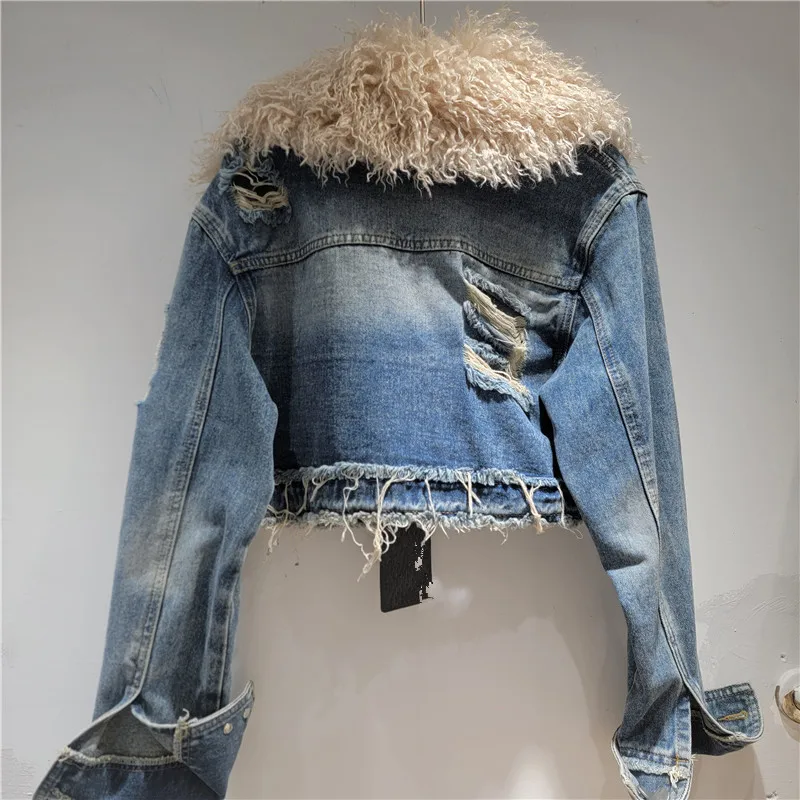 Esta versão destaca a combinação única de elegância “inspirada no designer” com detalhes envelhecidos “edgy”.