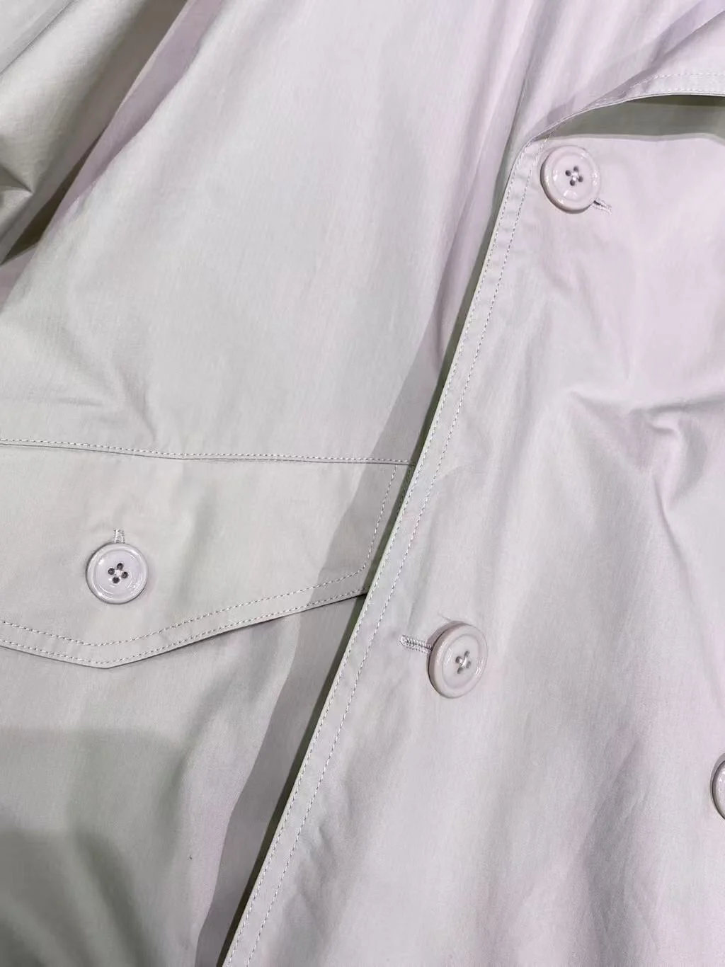 Damski płaszcz typu trencz ze 100% bawełny, dwurzędowy, z wykładanym kołnierzem, długi rękaw, luźny damski płaszcz przeciwdeszczowy.