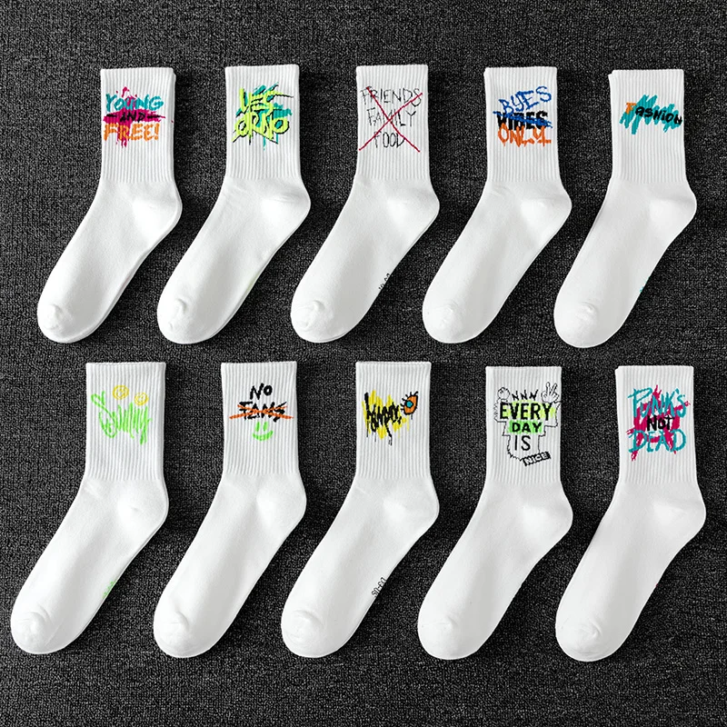 10 pairs of street style spray painted fashionable socks, men can wear black and white casual long socks all year round