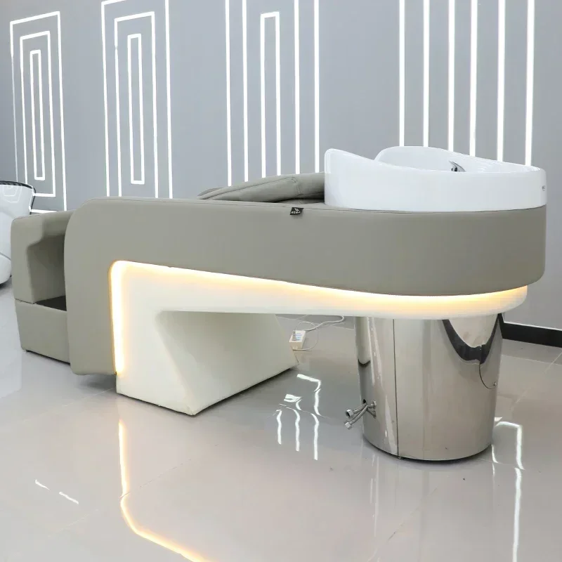 Halb liegendes Shampoo und spezielles Friseursalon-Spülbett mit Licht