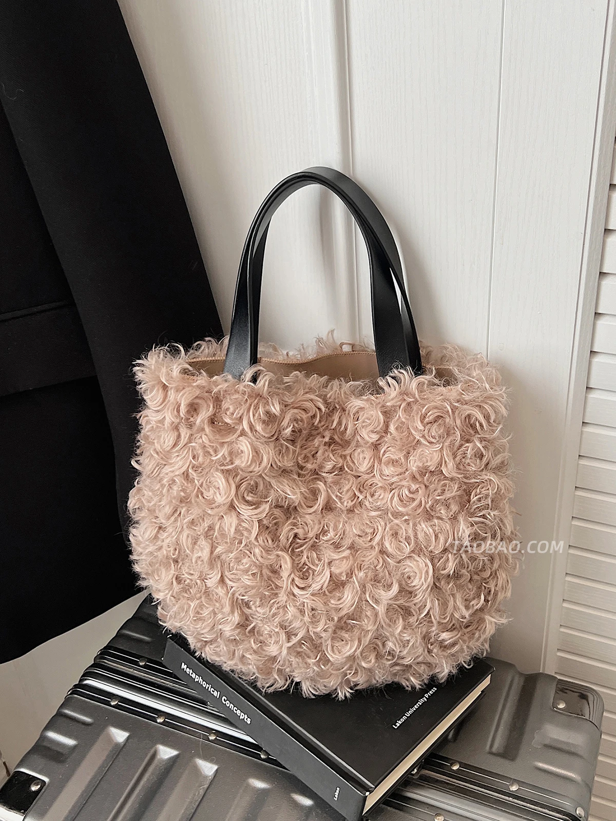 

2026 Autumn/Winter Fashion New Curly Plush Handheld Women's Bag With Advanced Sense, Personalized Commuting Versatile Bucket Bag