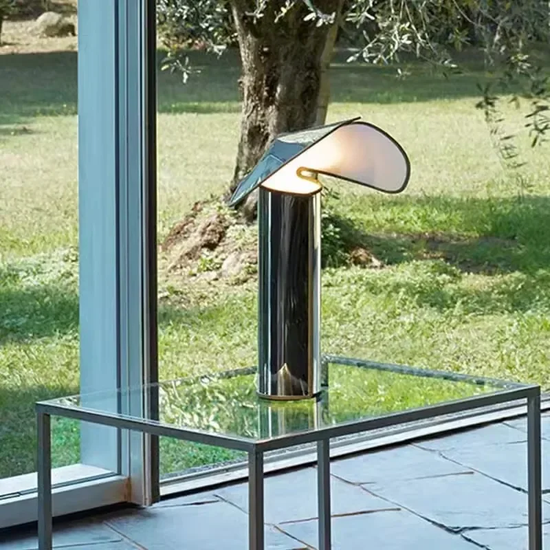 Lampe de Table LED Moderne Italienne, Luminaire Décoratif d'Nik, Idéal pour un Salon ou un Bureau