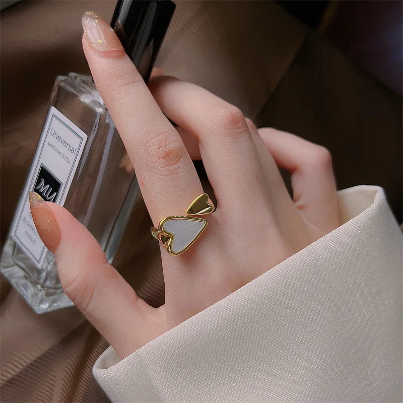 2026 Minimalist Niche Design Different Sizes Heart Shape White Seashell Acrylic Titanium Steel 18K Gold Lovely Jewelry Accessori