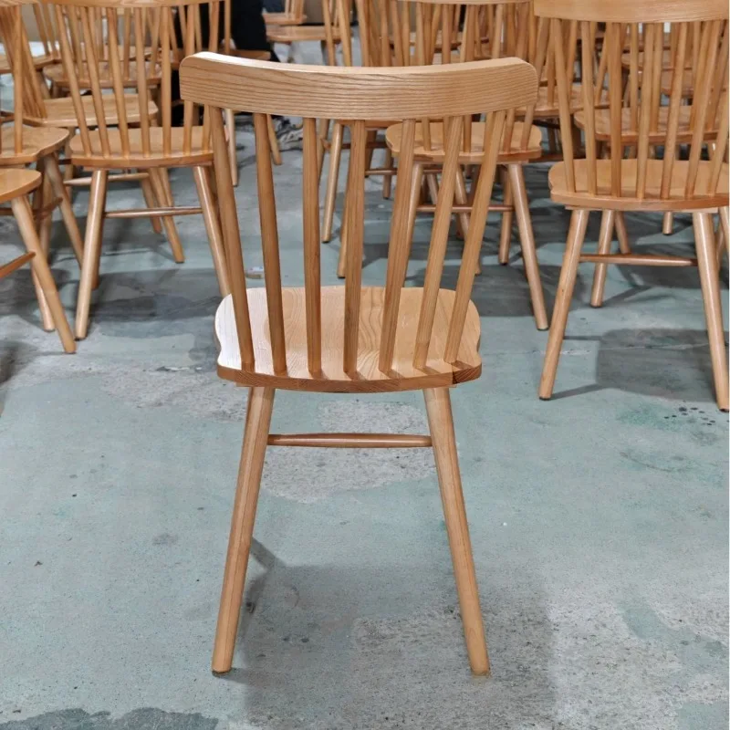 Restaurante ocidental do café da sala de jantar de madeira maciça do banquete do hotel