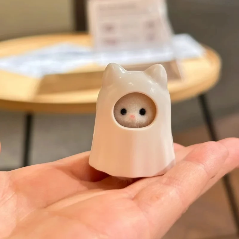 Gorąca sprzedaż Sylvanian Families Masquerade Series Blind Bag Confirm Style Cute Doll Noctilucent Ghost Cat Rabbit Toys Prezenty urodzinowe