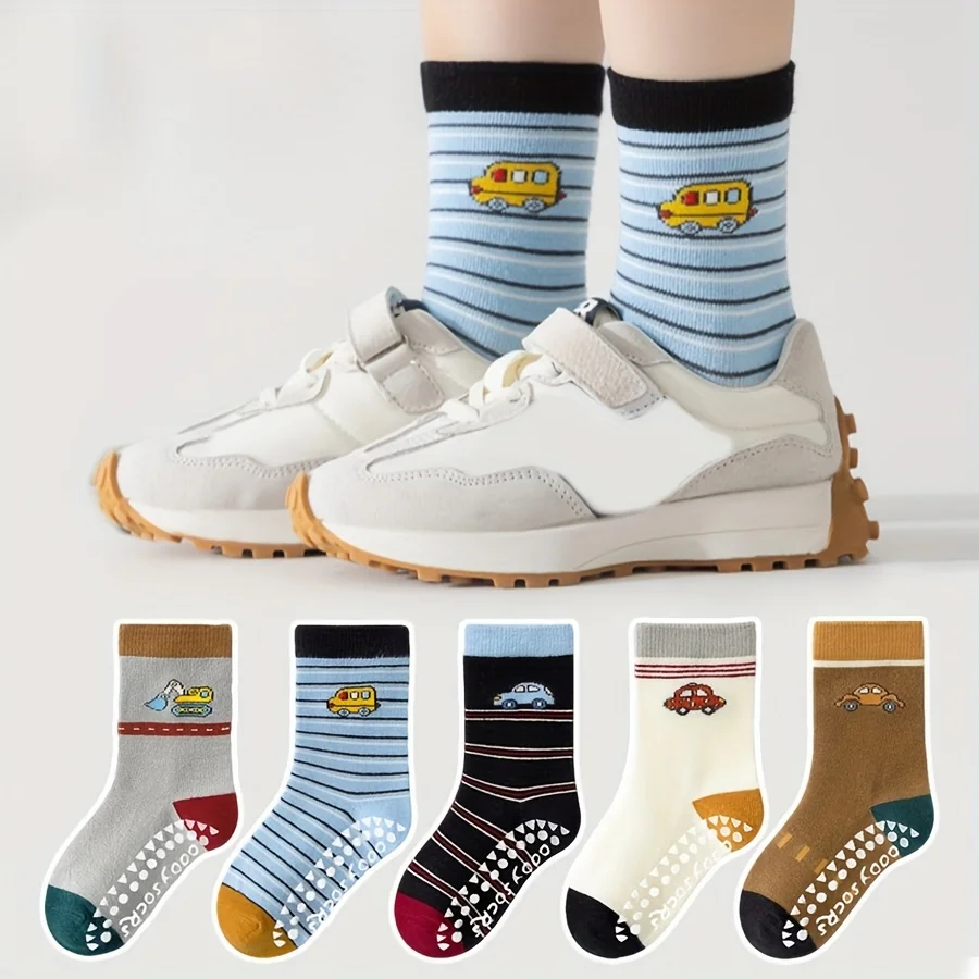 5 pares de meias infantis com listras de desenho animado e padrões de carro, pontos adesivos, para meninos e meninas, meias internas antiderrapantes de sola macia estilo japonês versáteis, adequadas para a vida diária casual