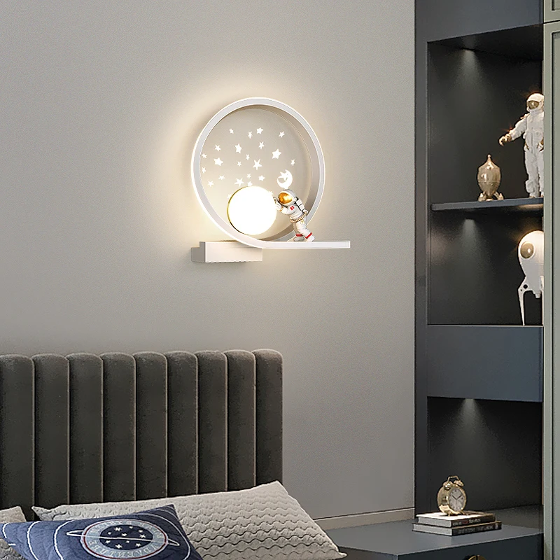 Imagem -02 - Moderno Led Ferro Acrílico Astronauta Lâmpada de Parede Luminárias Interiores Sala Decoração Quarto Wall Sconces Sala de Estudo Decor