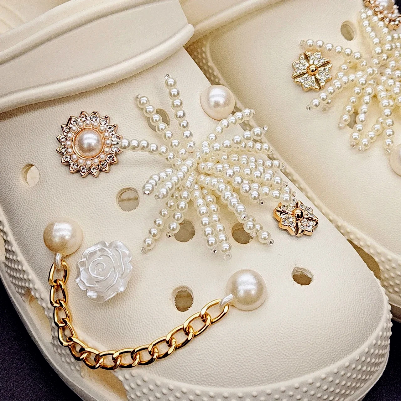 Amuletos Lujo Flores Perlas para Zapatos - close-up view