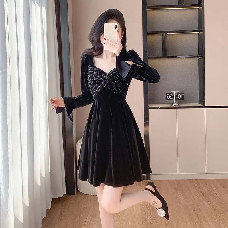 Otoño e Invierno nuevo vestido Sexy negro con puños acampanados y lentejuelas anudadas con cuello cuadrado vestido de terciopelo falda ajustada acampanada para mujer