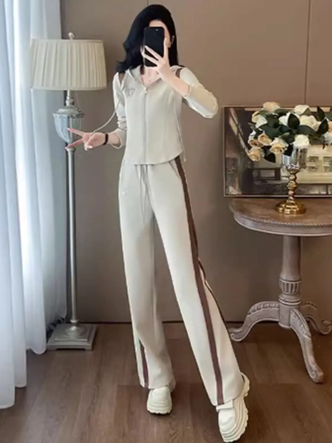 Modny zestaw sportowy damski, nowy styl wiosenno-jesienny, kardigan z kapturem w stylu patchwork z blokami kolorów i spodnie z szerokimi nogawkami, dwuczęściowy zestaw, stylowy i ekskluzywny, odmładzający, modny zestaw sportowy w stylu casual, kardigan i spodnie dresowe, ekskluzywny zestaw sportowy damski, jesienny, modny i odmładzający, stylowy i modny, wyszczuplający zestaw z szerokimi nogawkami.