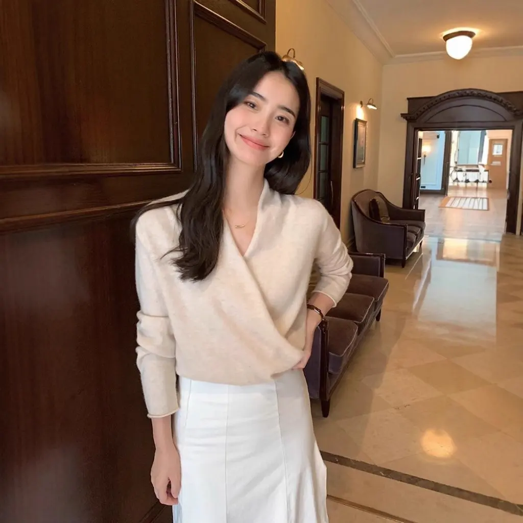 

Women's Three-Strand Core-Spun Yarn V-Neck Knitwear Pure Color Cross Design Pullover for Autumn Winter Knitted Bottoming Shirt