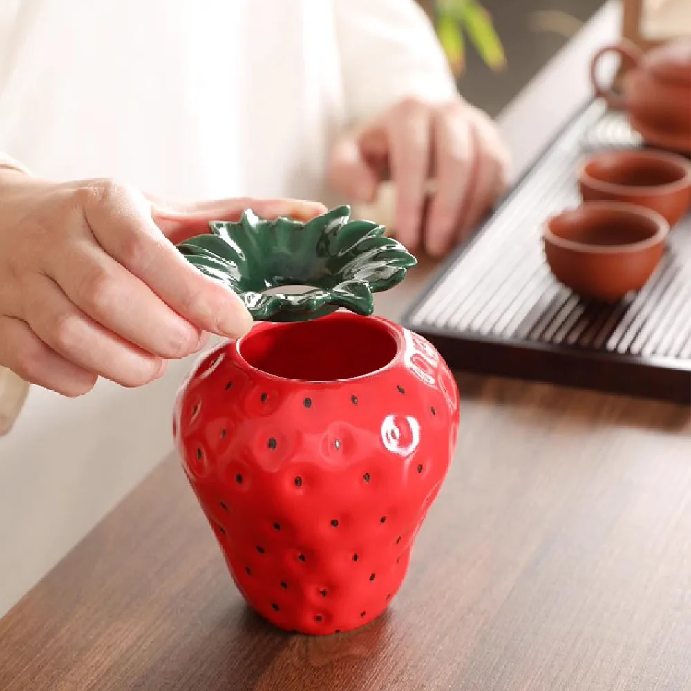 Ceramic strawberry ashtray with lid, windproof and fly ash proof, home, living room, office ashtray decoration, storage, and pro