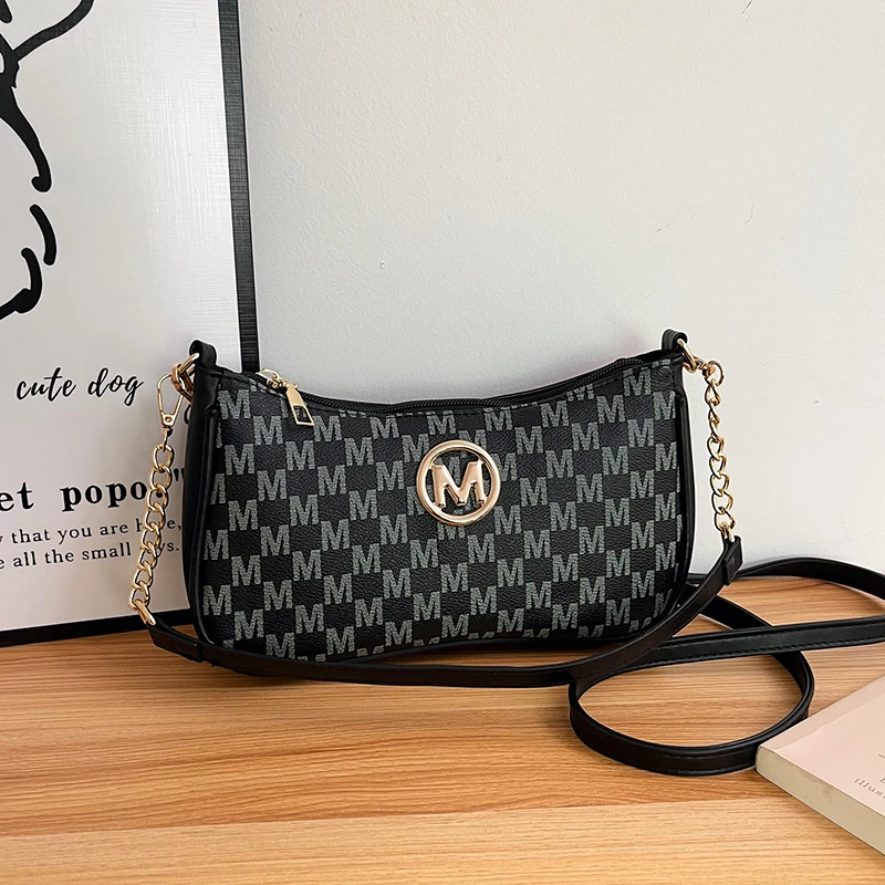 

Luxury Women's Handbag With Elegant Leather Finish, Popular Classic Style Featuring Gold Accents For Glamour