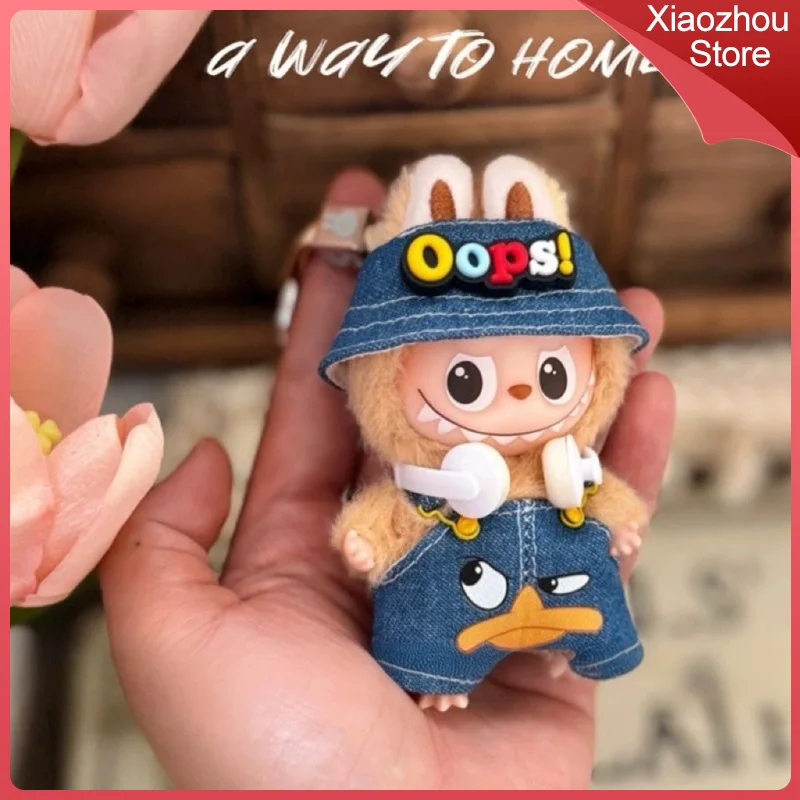 

Новинка, подходит для одежды Labubu 4,0, секретный код поколения в сердце, 10 см, мини-кукольная одежда, шляпа рыбака, комбинезон, наушники