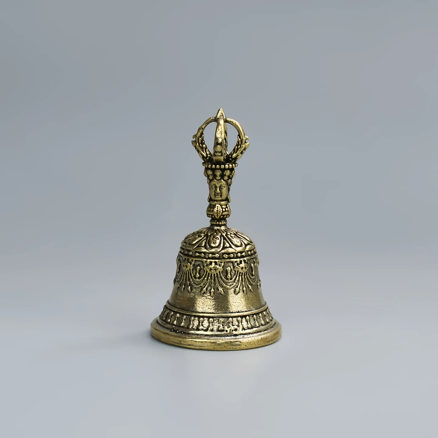 2/1 Piece Carved Brass Bell, Christmas Bell with Handle, Metal Ornament, Healing Brass Hand Bell, Brass Bell Ornament, Crisp Bell Sound, Festive Decorative Metal Bell Ornament, Suitable for Healing and Mood-Relieving Bells, Carved Antique-Style Bell Crafts, Can Be Used for Church, Weddings, Schools, Eid and Easter Traditional Celebrations, Decorative Crafts