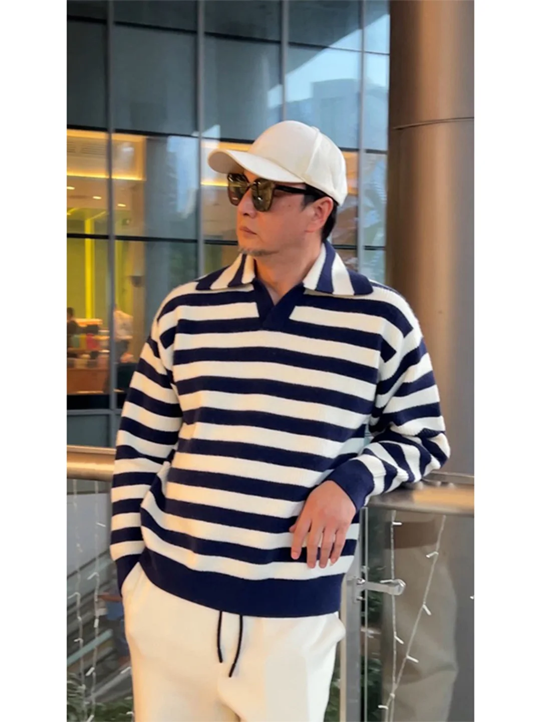 

Сине-белый полосатый вязаный свитер с воротником-стойкой для мужчин: премиальный вид, можно носить как самостоятельный элемент или под одежду, осень-зима.