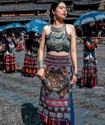 Il metallo cinese del nastro del vestito di Miao decora la fase etnica delle donne di estate del vestito di Hmong di miglioramento