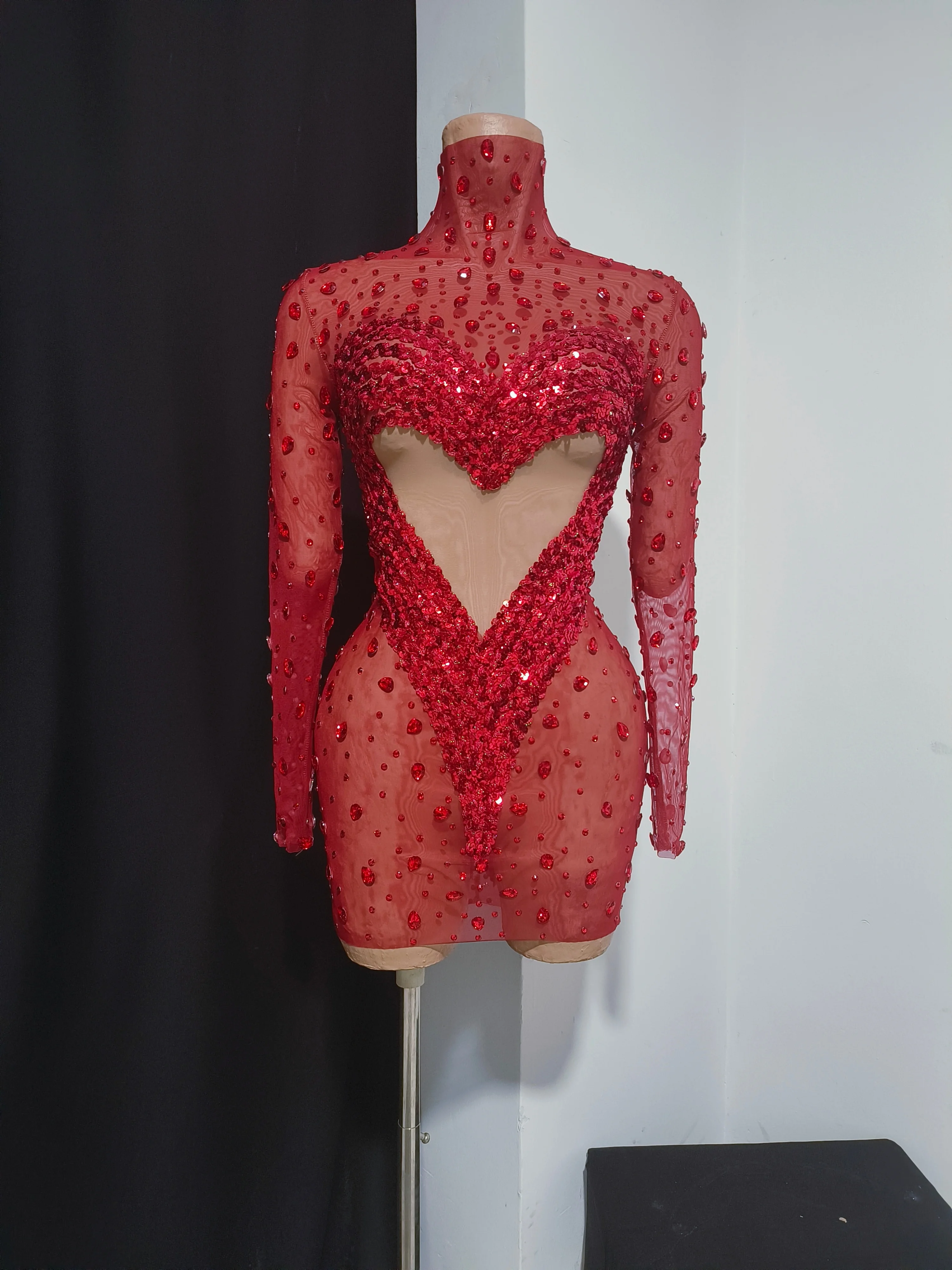 ชุดเดรสเลื่อมสีแดงระยิบระยับ ทรงหัวใจเว้า ผ้าตาข่ายซีทรู แขนยาว ประดับลูกปัด เหมาะสำหรับงานปาร์ตี้ งานเดท หรืองานอีเว้นท์ต่างๆ ให้ลุคที่ทันสมัย