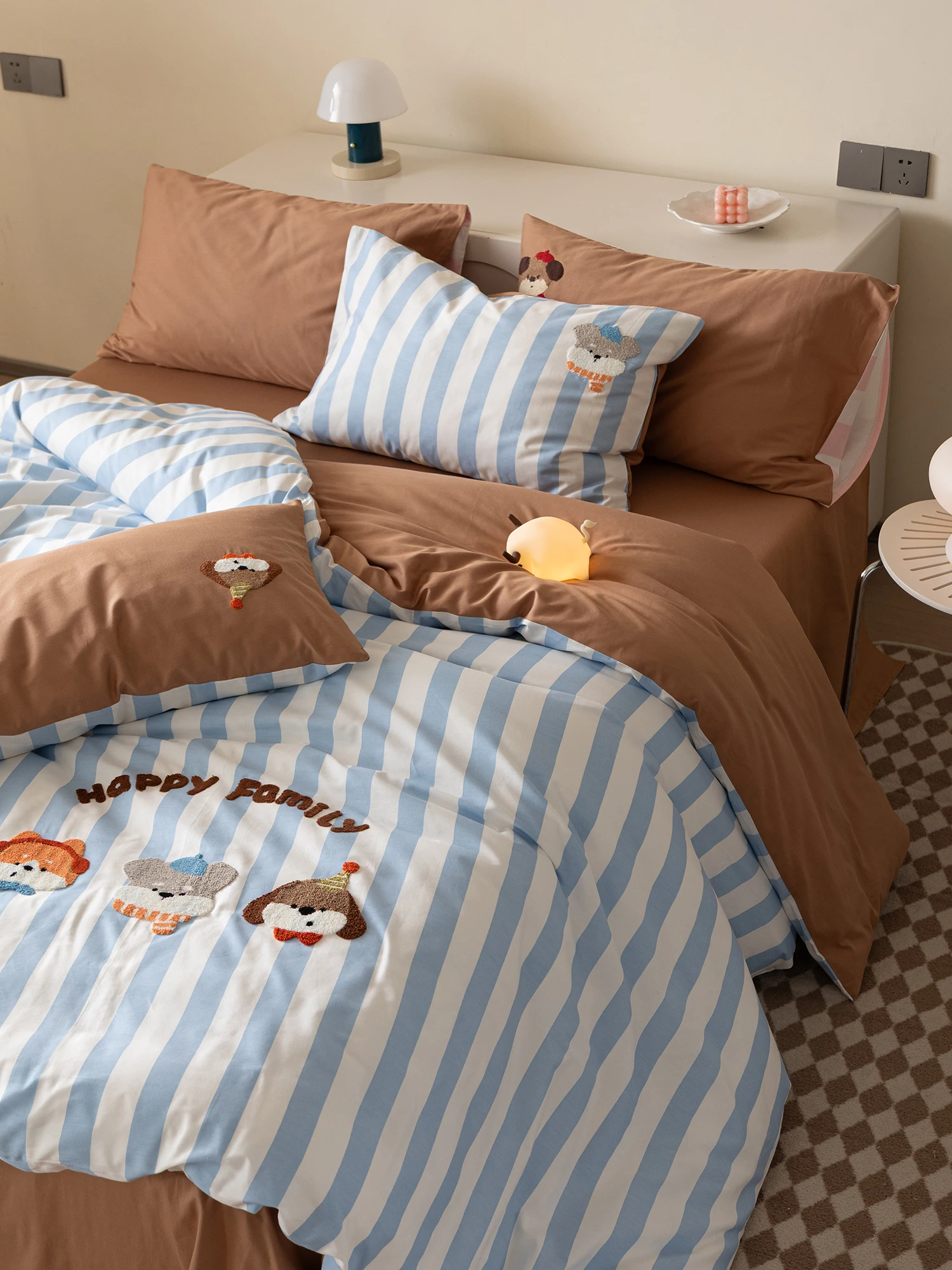 

Милый комплект постельного белья в мультяшном стиле из чистого хлопка, четыре предмета: простыня, пододеяльник, наволочки, вышитое покрывало для студенческого общежития