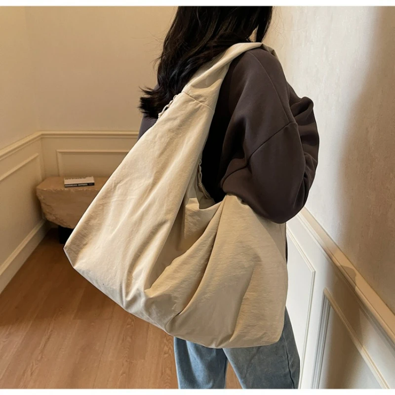 

Модная универсальная большая сумка, корейская версия, модная сумка на одно плечо, однотонная сумка в стиле ретро с ручкой