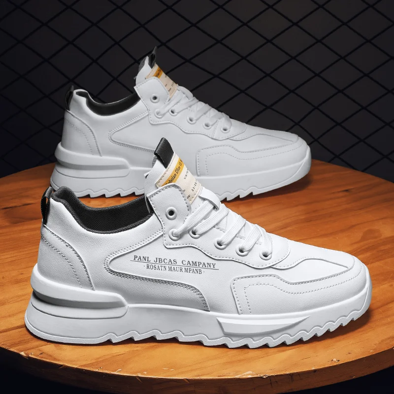 

Повседневные мужские кроссовки. Новые дышащие модные противоскользящие белые туфли на толстой основе. Модная обувь для студентов и рабочая обувь для мужчин.