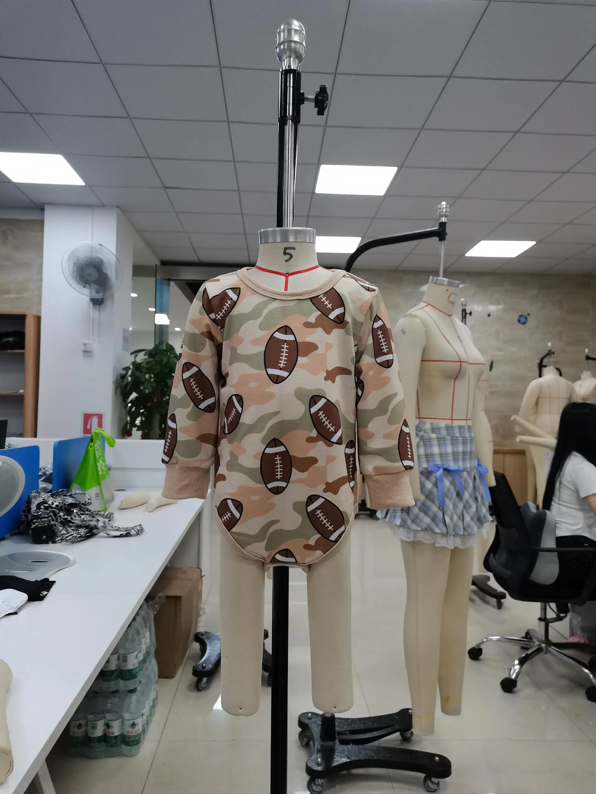 

Одежда для малышей, осенне-осенний комбинезон, свободный крой, стильный камуфляжный комбинезон с принтом регби, круглым вырезом и длинными рукавами, одежда для новорожденных